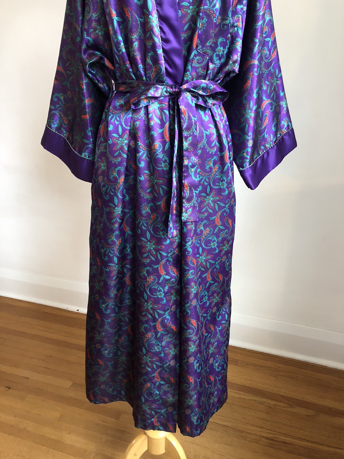 STUNNING VTG MS. B Purple Paisley Satin Cuddleskin Robe Dressing Gown SZ M