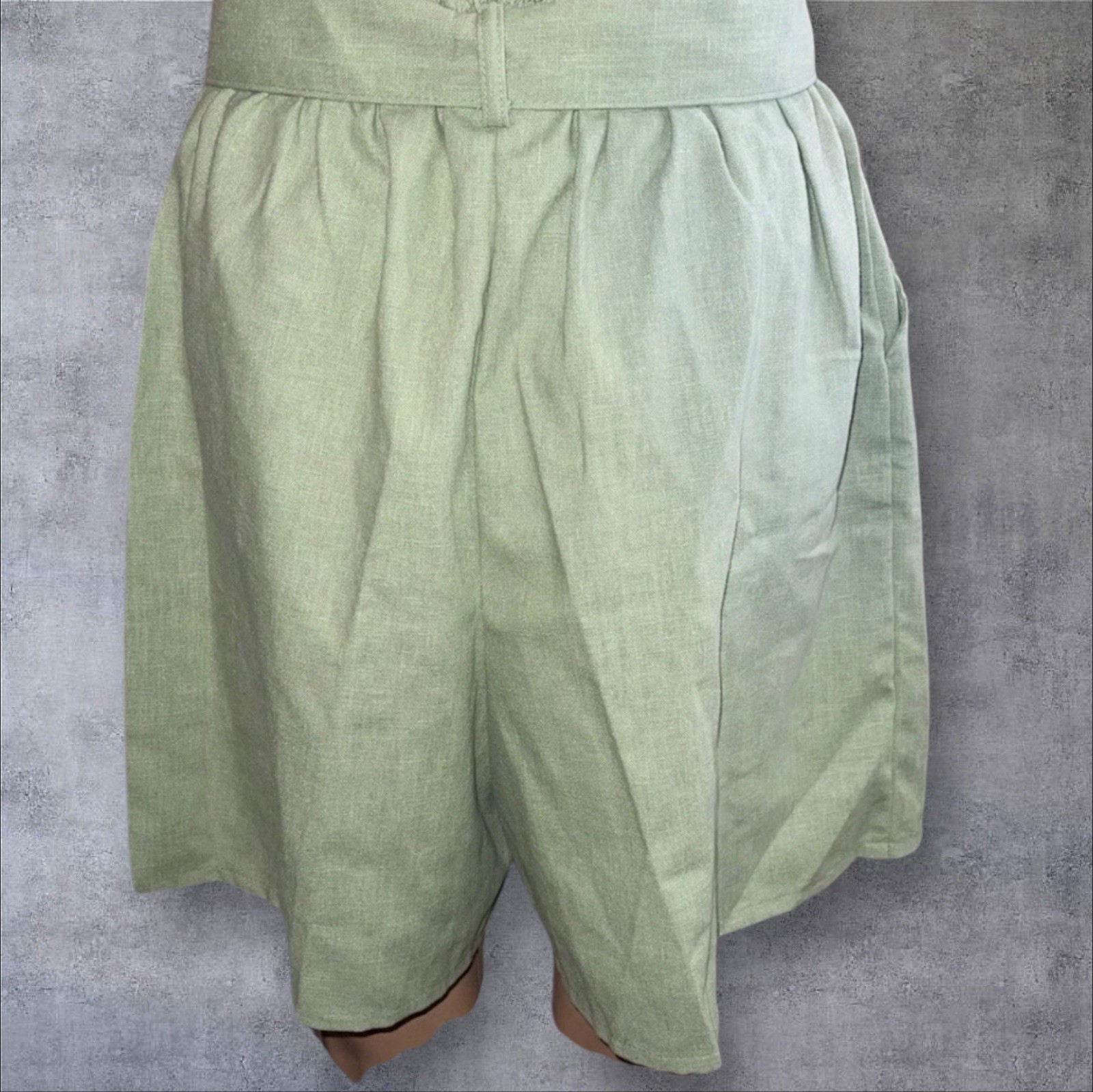 Ann Hill Petites Belted Shorts Women’s Medium Pleated Sage Green Vintage 1990s