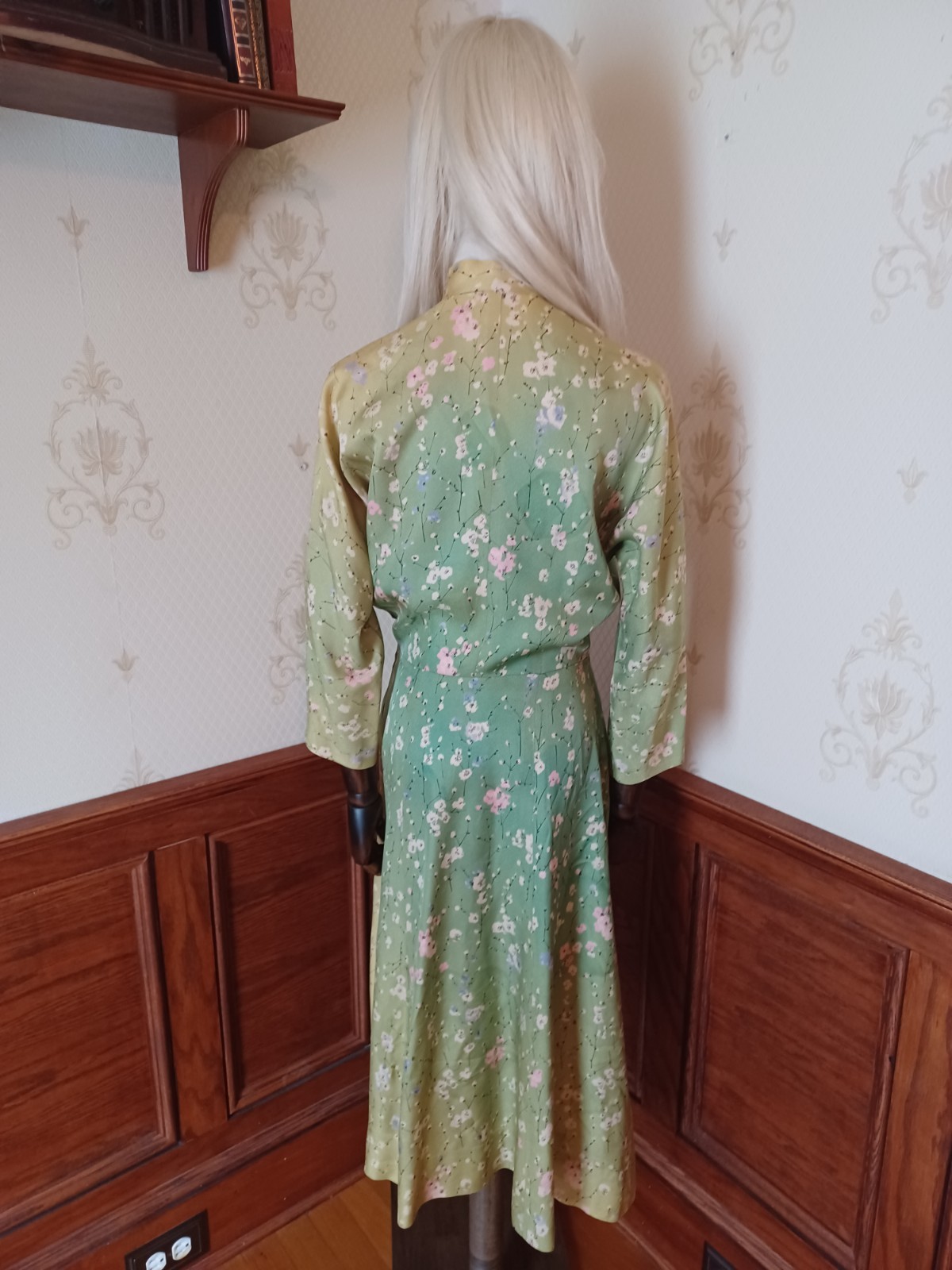 Vintage Mid-century/ 1950s Spring Green Floral Tafetta Dress with Pussybow Neck