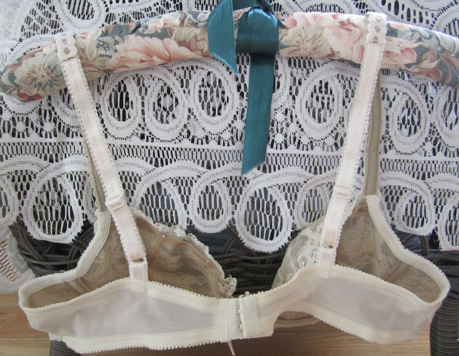 Vtg Felina Beige oFF wHITE Ivory Lace Balconnet Underwire Bra 36 B very sexy