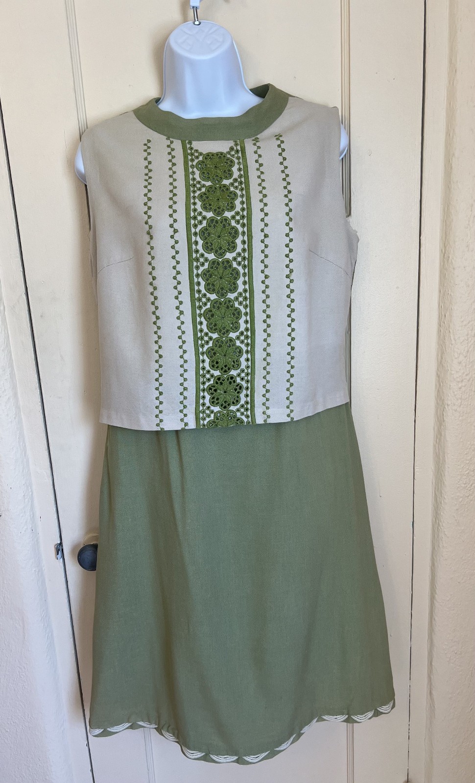 Vintage Classic 60s A-line green cream Embroidered linen? sleeveless dress Small