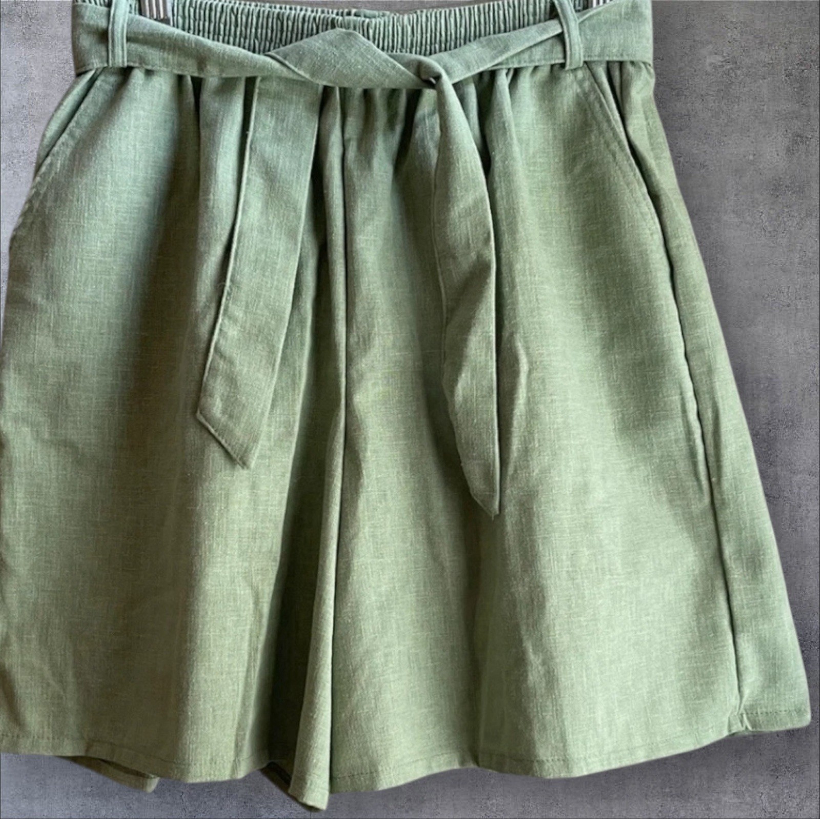 Ann Hill Petites Belted Shorts Women’s Medium Pleated Sage Green Vintage 1990s