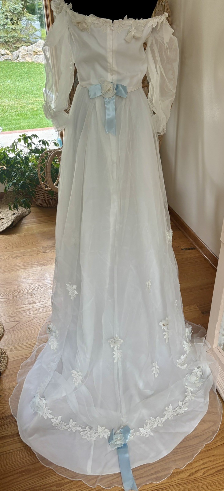 VINTAGE 1970’S WHITE LACE DAISY JULIET SLEEVE DRESS Blue Bows Bridal