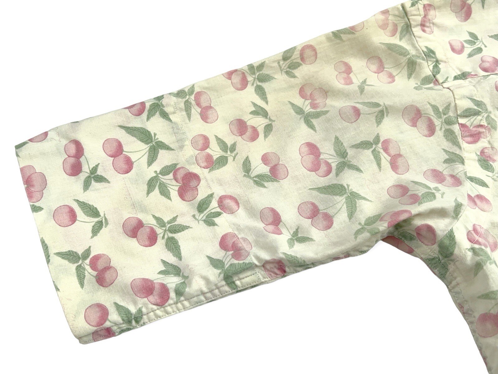 VINTAGE 1950S WOMENS LOOP COLLAR CHERRY PATTERN ALL OVER BUTTON UP 12