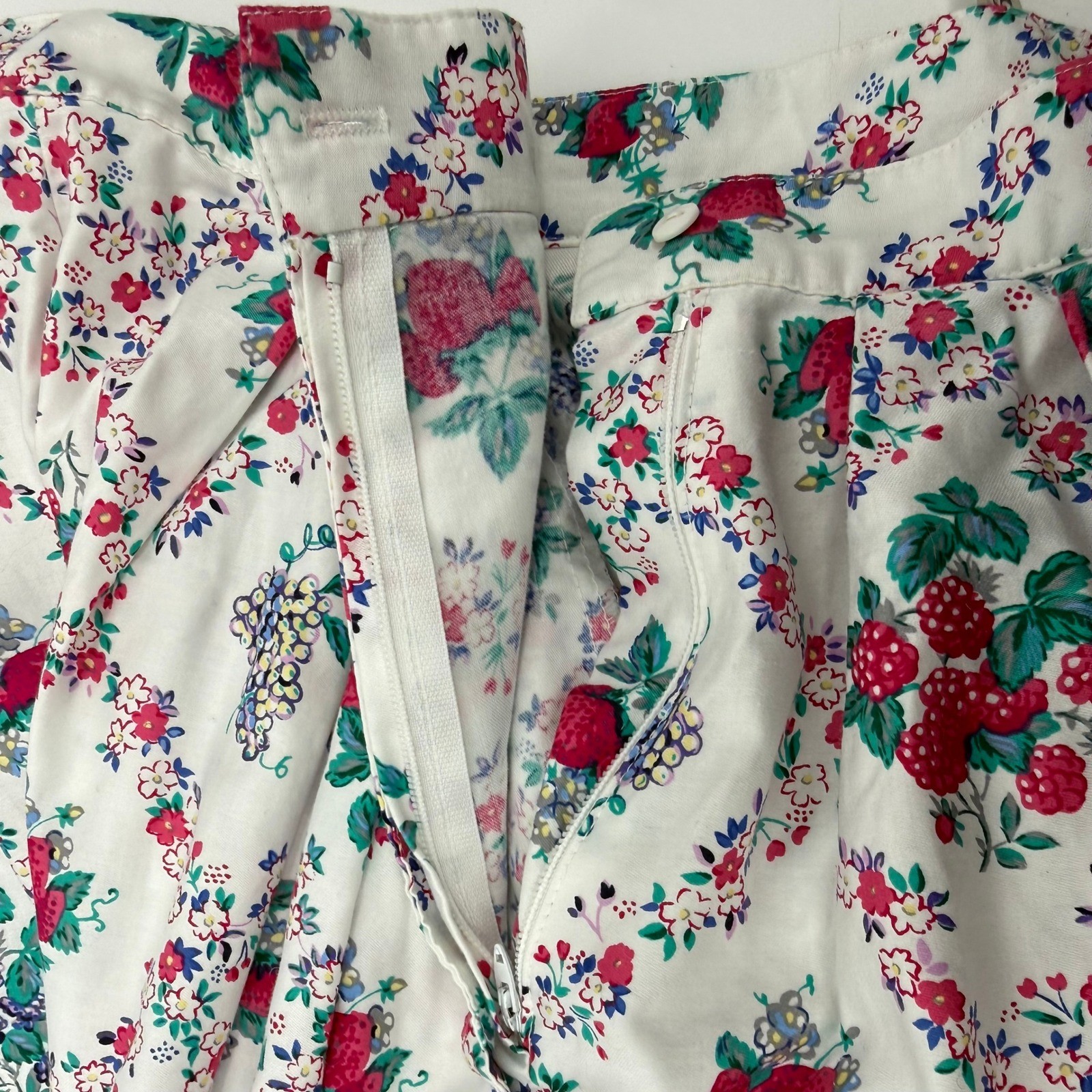 The Eagle’s Eye Shorts Womens 12 White Floral Strawberry Excellent Vintage 90s