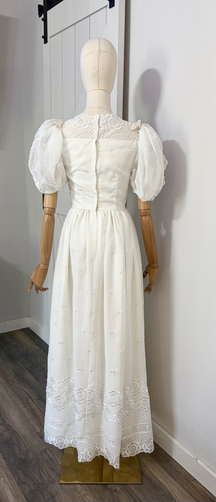 VTG 60s 70s Alyce Design’s Size 8 White Embroidered Long Dress Wedding Formal