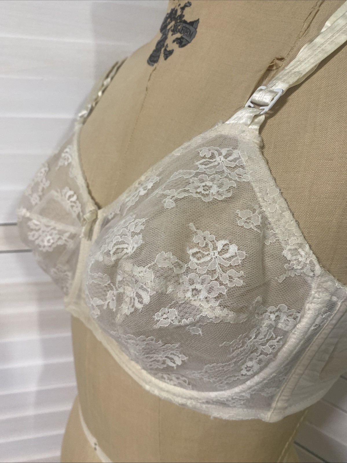 Vintage Lace Pretty Bali 3620 Underwire Bra Cream Sz 36C Pointy Union Label