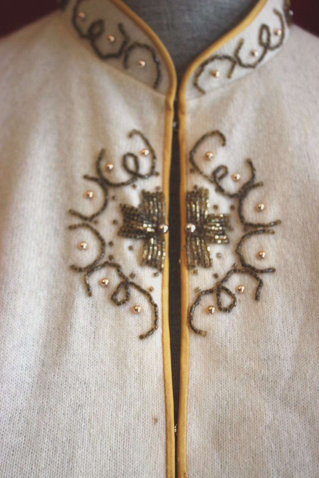 Vtg 60s Beaded Sweater Cardigan Mandarin Collar sz 4 Ivory Gold Bronze has flaws