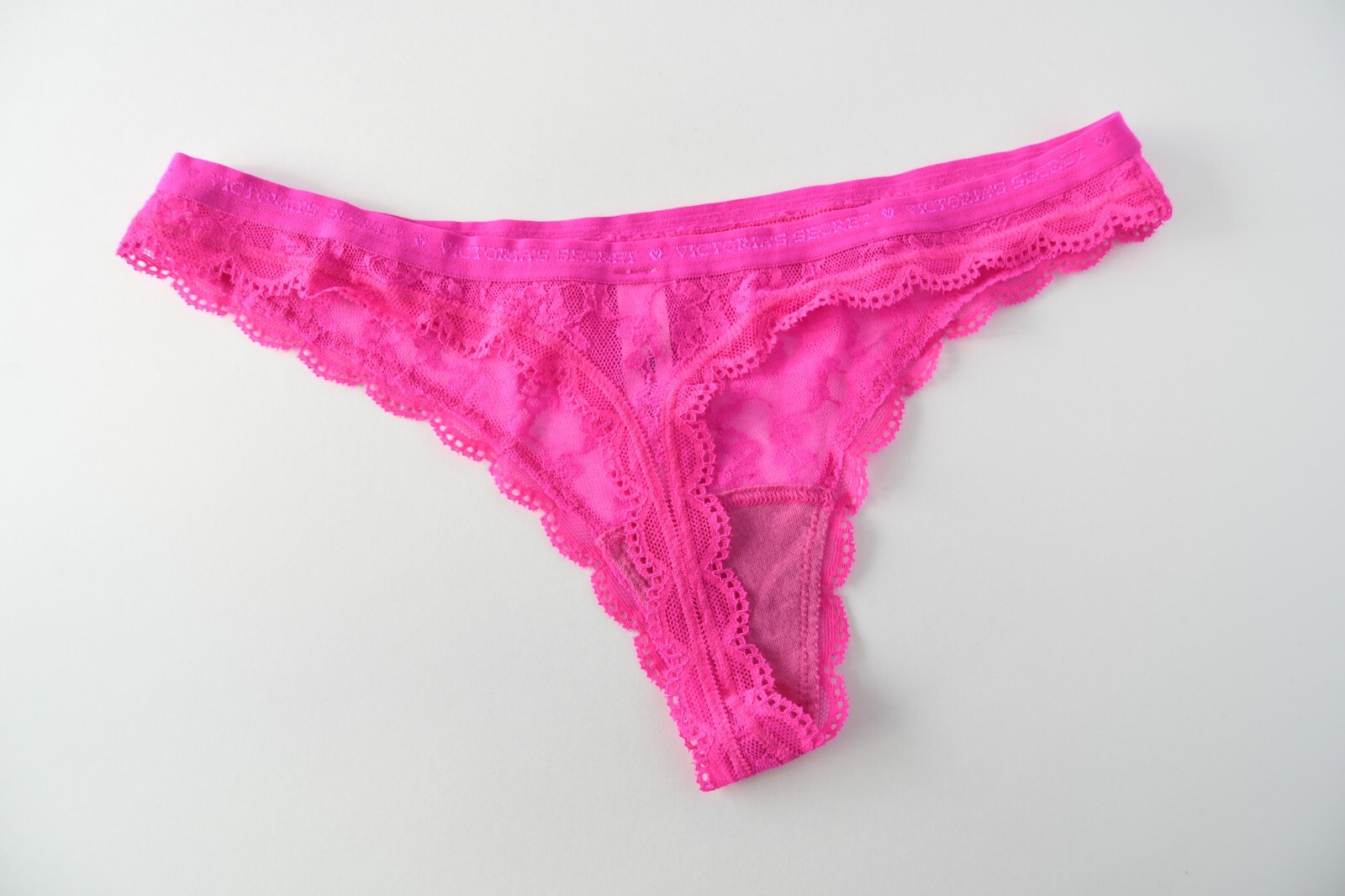2 VTG Victoria’s Secret 2014-2015 Signature Lace Thong & Bikini Panty Lot SMALL