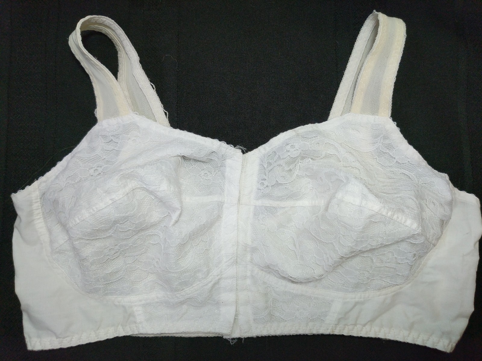 Wynette by Valmont Vintage Bra Union Tag 40C No Wire Elastic Back Lace Cup Hooks