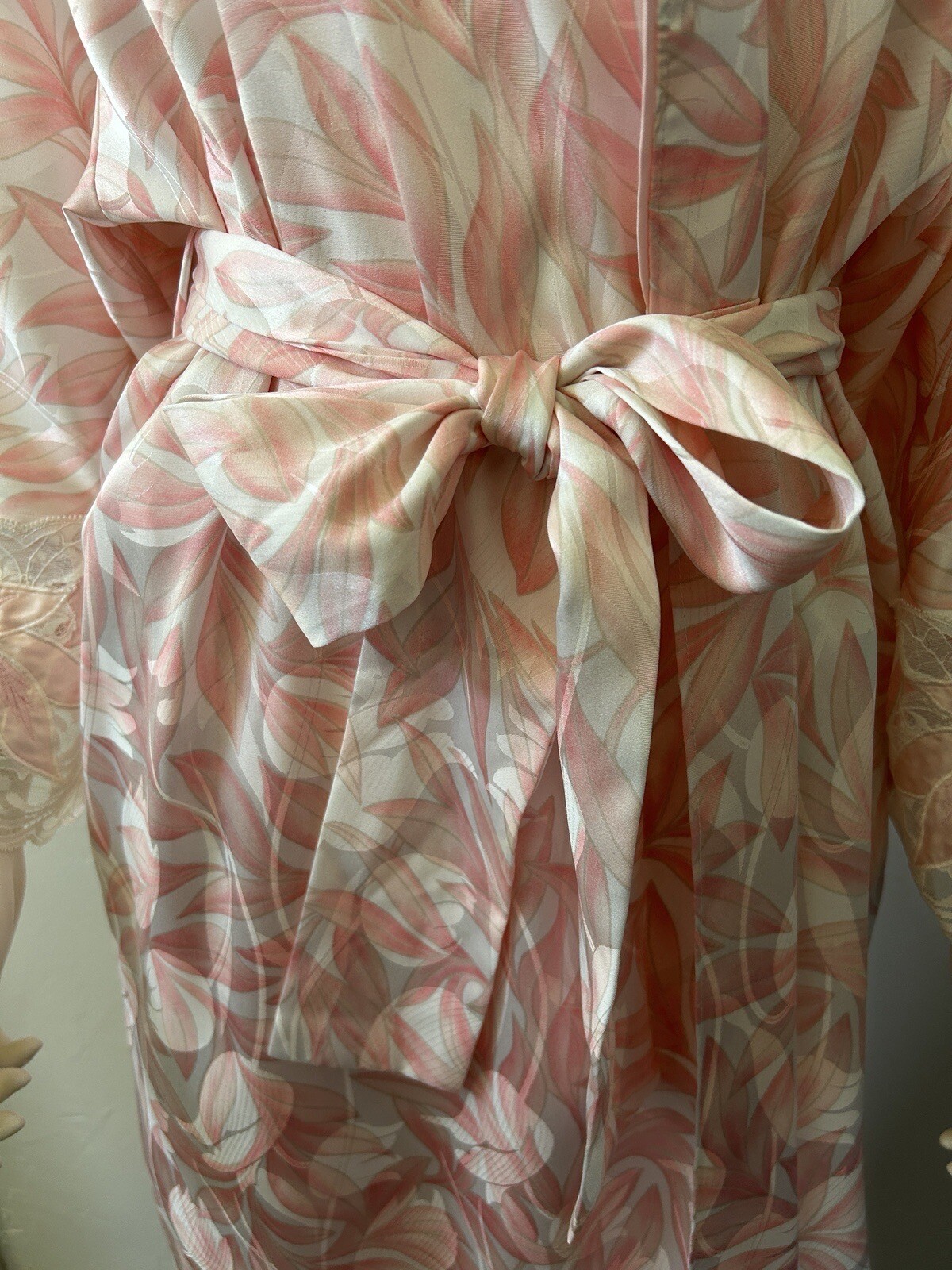 Vintage NATORI Nieman Marcus Silky Robe Pink Floral Lace Accents Size Medium
