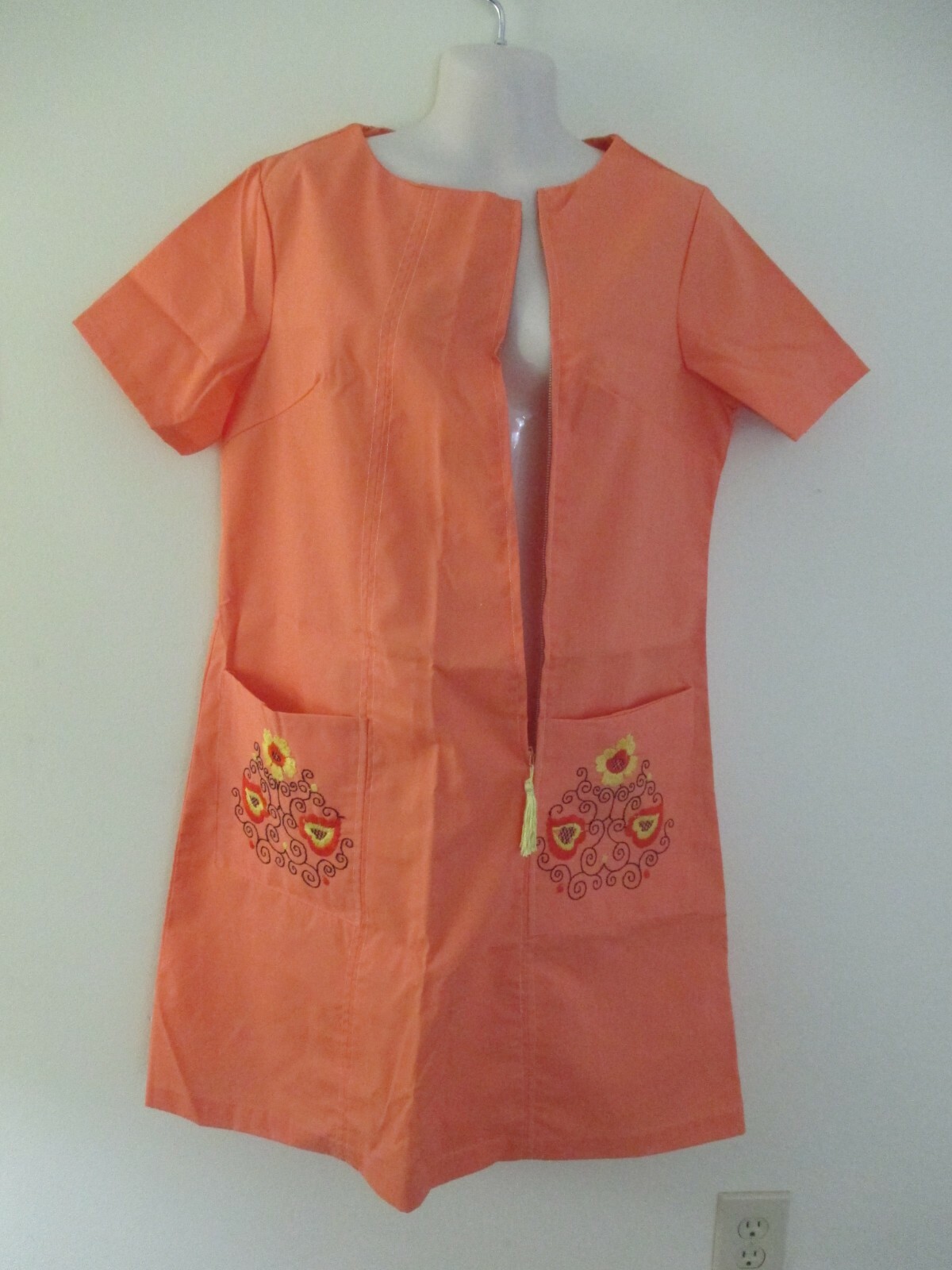 VINTAGE ORANGE HOUSE DRESS ZIP FRONT ORANGE EMBROIDERED POCKETS SZ 14 UNION MADE