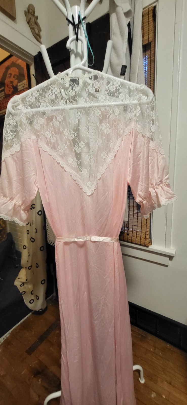 Vintage Paramount Pink & Lace Trim/Shoulders Wrap Around SS Robe L
