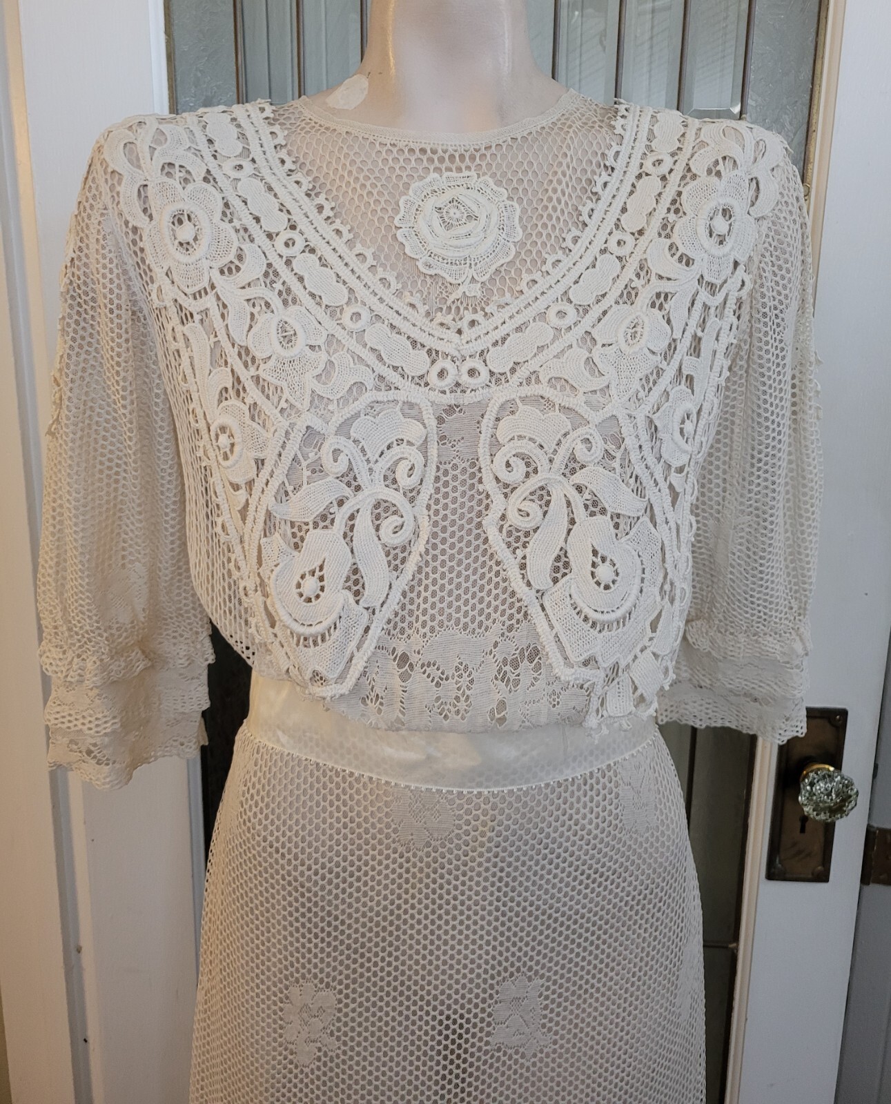 ANTIQUE EDWARDIAN IVORY WOVEN MESH NET DRESS ORNATE IRISH CROCHET WORK BOBINET