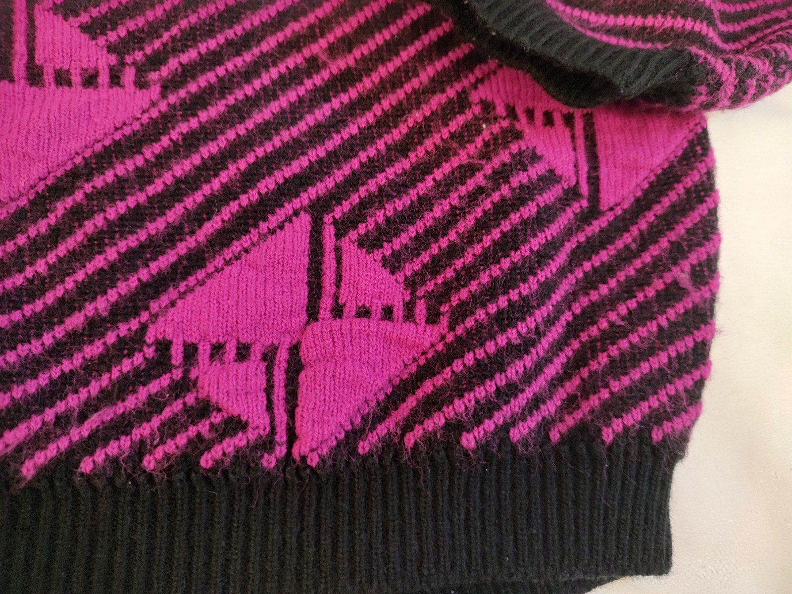 80s Vintage Sweater Glamour Knits Pullover Black Hot Pink Fuchsia Geo USA Made L