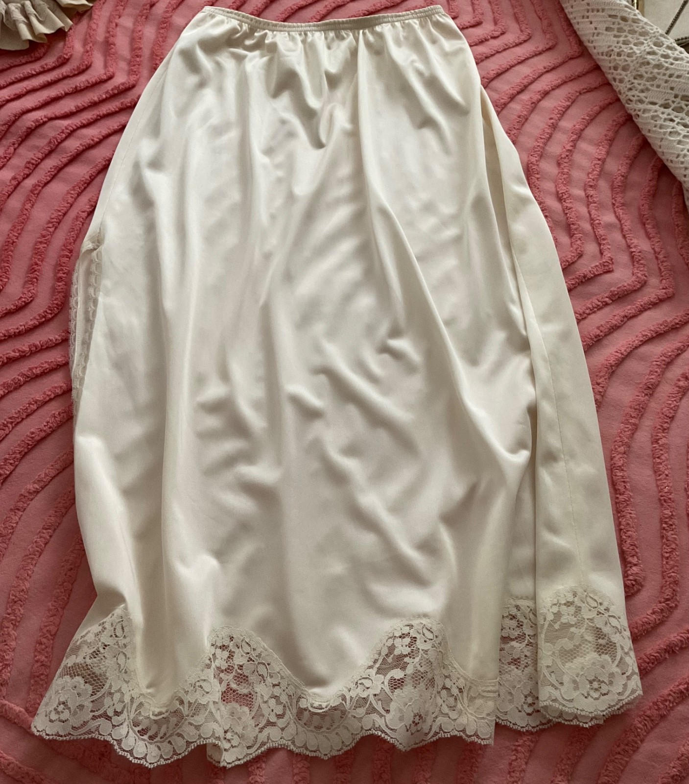 VTG 'BODY LITES’ FOR JC PENNEY SZ SM NYLON HALF SLIP EGGSHELL/CREAM LACE HEM EXC