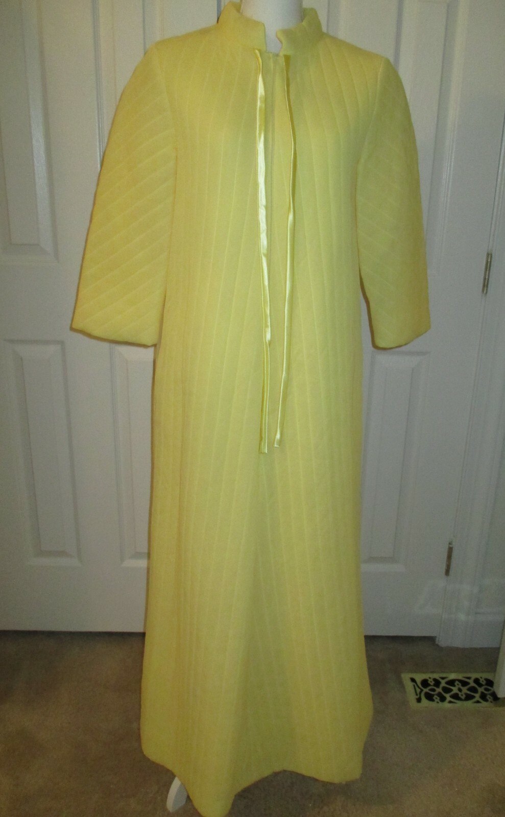 VINTAGE LISANNE DISTINCTIVE HOSTESS PEIGNOIR QUILTED ROBE LEMON YELLOW SIZE 14