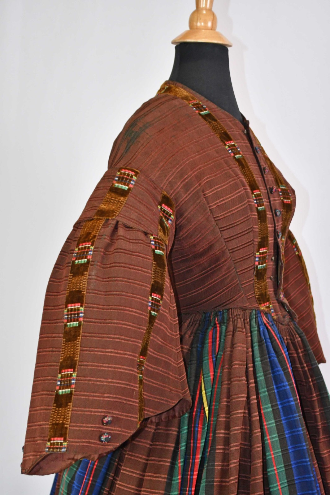 VICTORIAN LADIES DAY DRESS WITH WIDE PAGODA SLEEVES, c.1850’s
