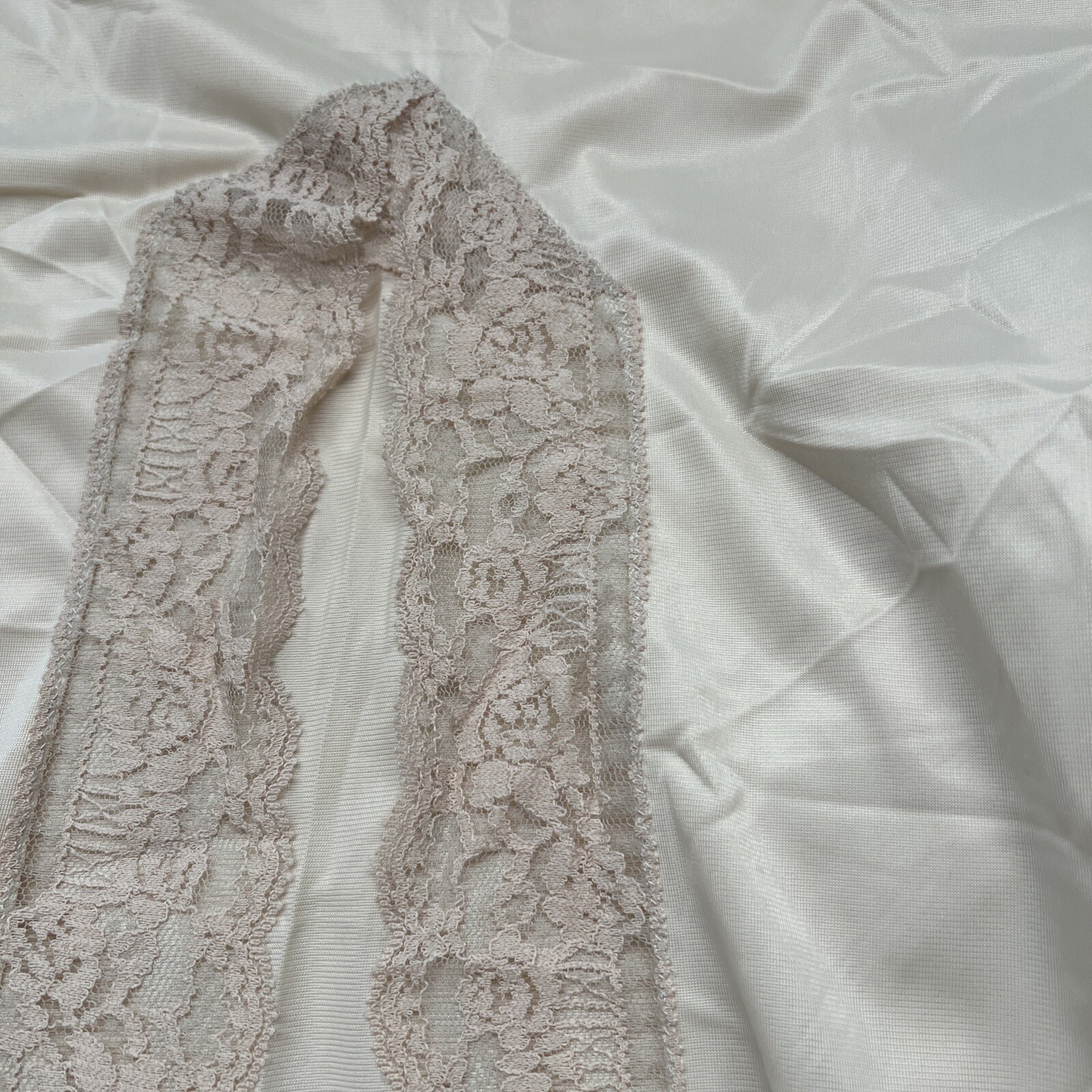 Vintage Greenco Maid Ivory Tan/Nude Slip M 6 Waist Lace Trim 16″ Slit Back.
