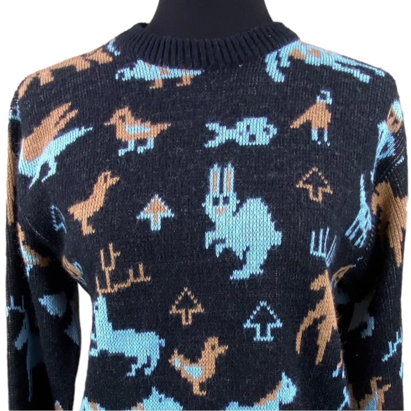 Vintage Sweater Size M/L Charcoal Gray Figurative