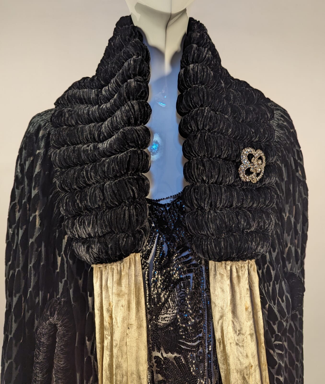ART DECO 1920’S HAUTE COUTURE WORTH GEOMETRIC SILK VELVET CAPE W RUCHED COLLAR