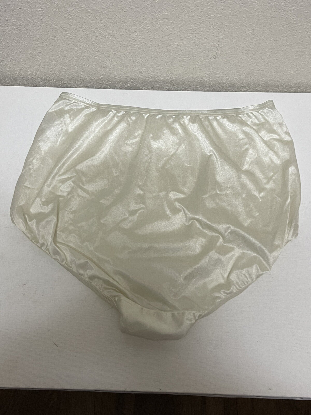 VTG Vanity Fair Panties Butter Soft Nylon Second Skin Hi-Cut Panty Briefs 7/44