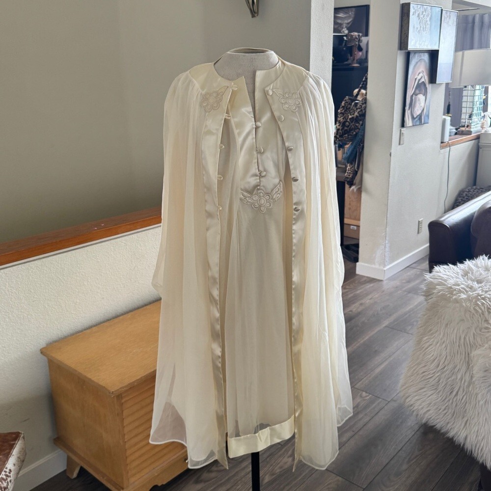 1960s Vintage Pale Almond Yellow Gossard Short Peignoir Nightgown & Robe Set