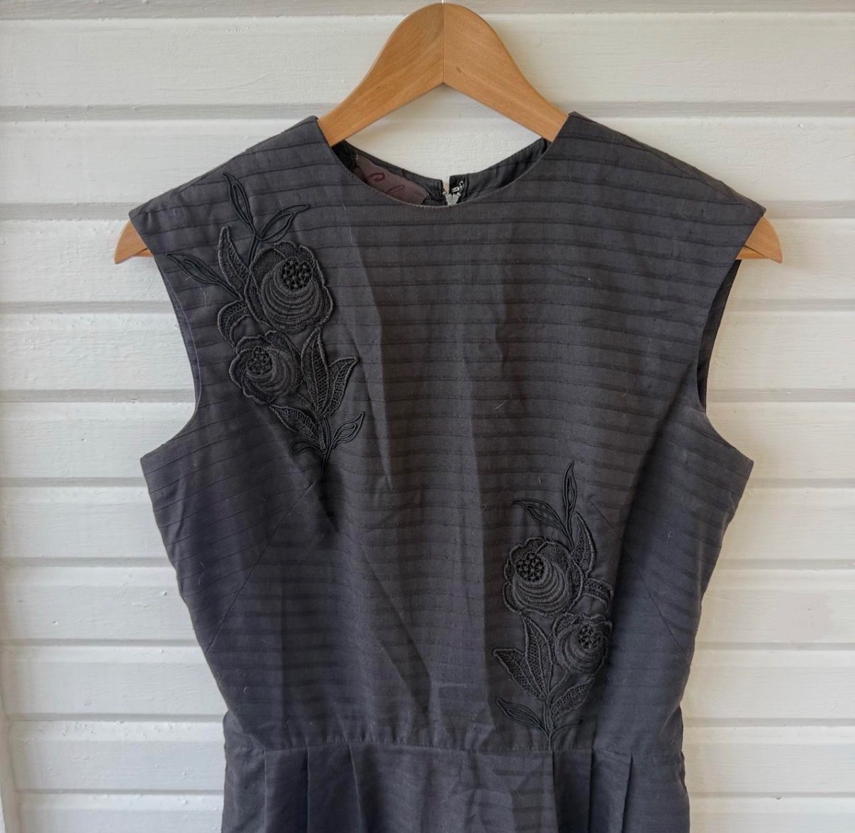 Vintage Carlye Black Floral Embroidered Sheath Cocktail Dress — Size 6