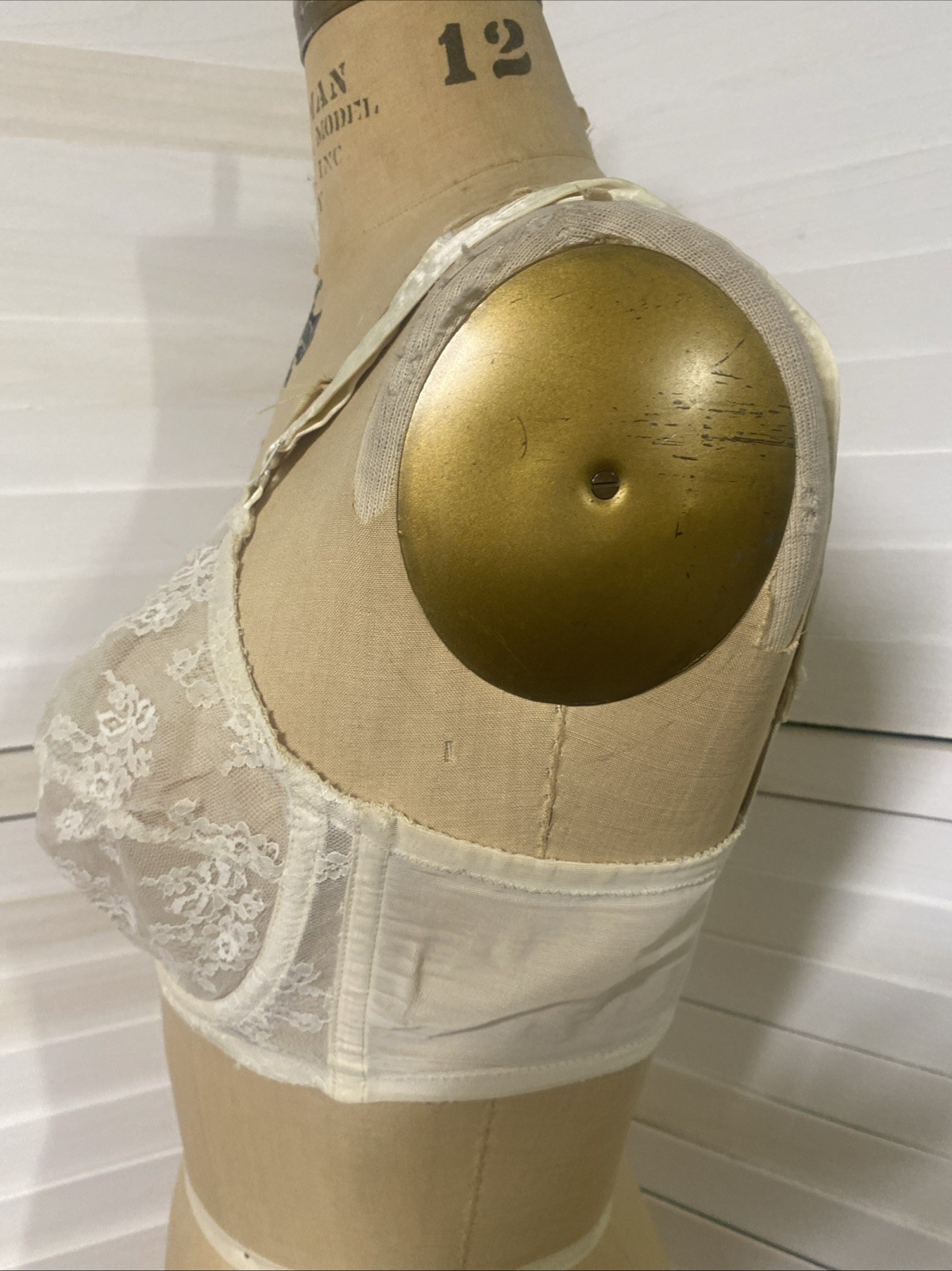 Vintage Lace Pretty Bali 3620 Underwire Bra Cream Sz 36C Pointy Union Label
