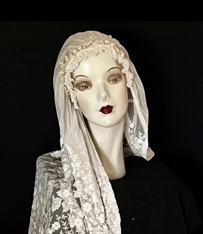 Lovely Authentic 1920s Lavishly Embroidered White Wedding Veil, Glass Pearls 36″