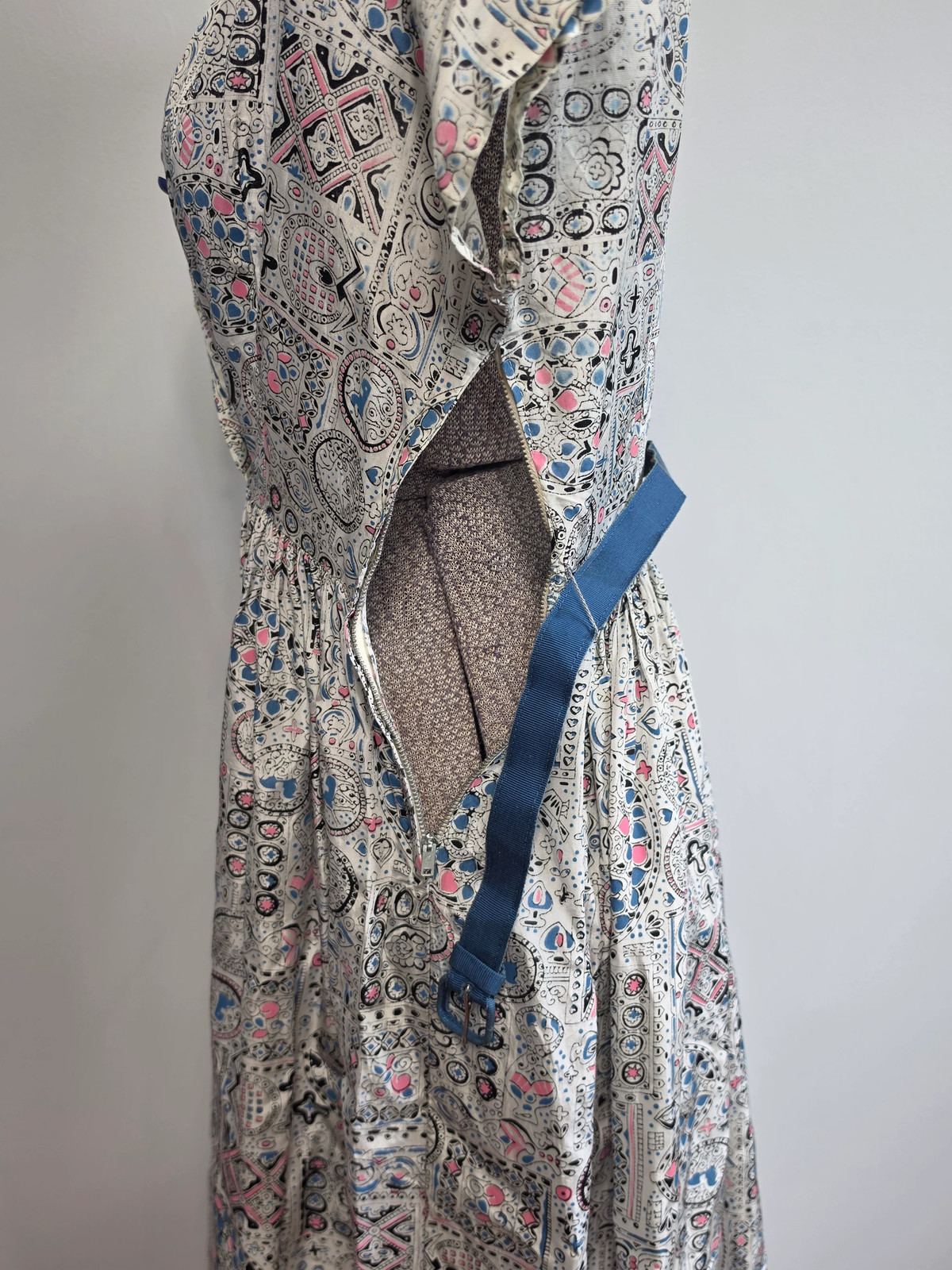 Vintage 1940s 1950s White Blue Pink Abstract Novelty Print Dress Animals Birds