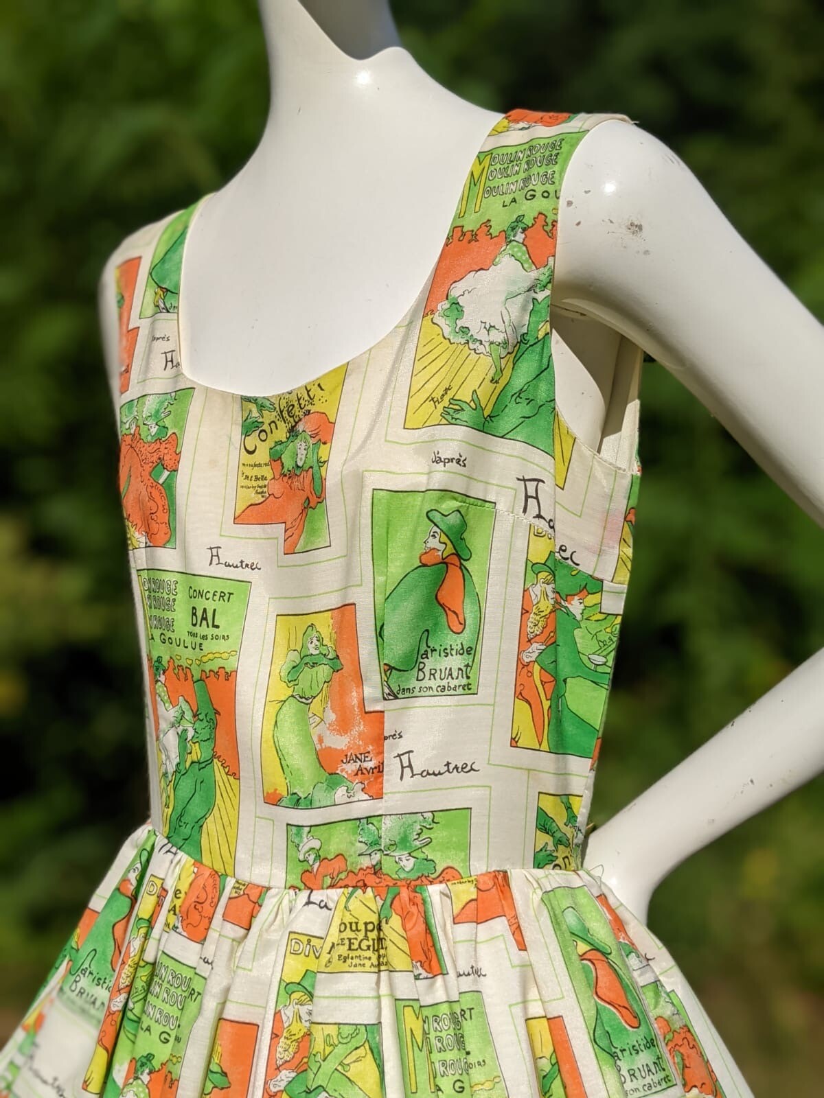 VINTAGE 1950’S COCKTAIL DRESS IN FRENCH MOULIN ROUGE POSTER PRINT 