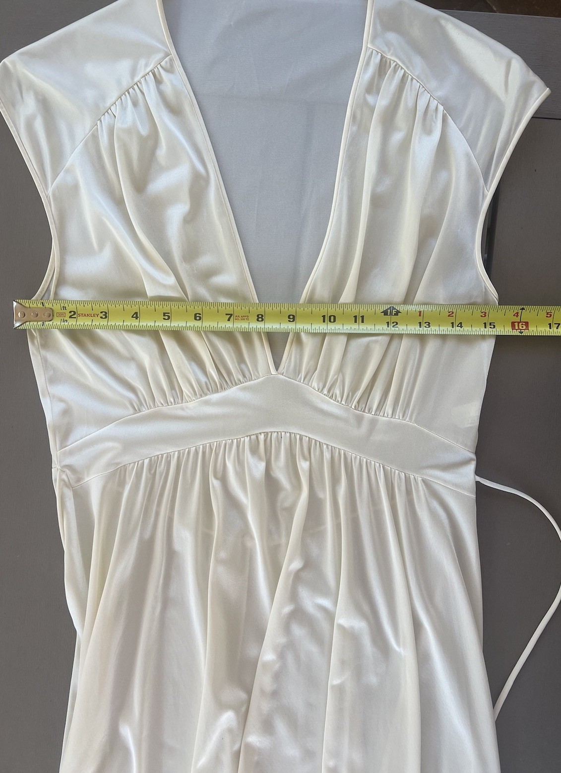 VTG Vanity fair chemise Size 34 Empire Waist Deep V-Neckline In Ivory, wedding