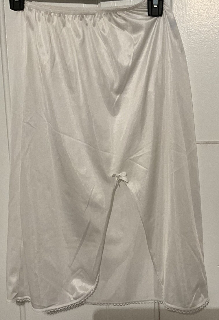 DAWN TO DUSK VINTAGE 70s Half Slip White Silky Tricot Antron III Sz Small 24/26