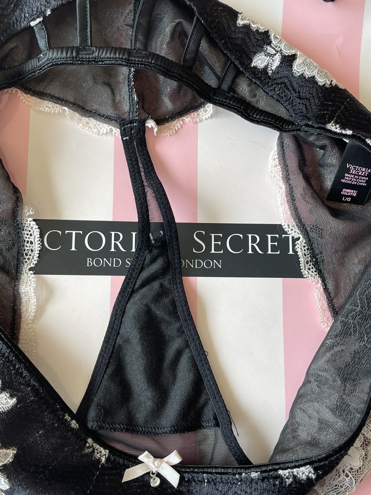 NWT VTG 2014 Victoria’s Secret Cheeky Thong, Floral Lace – Black/Cream Large
