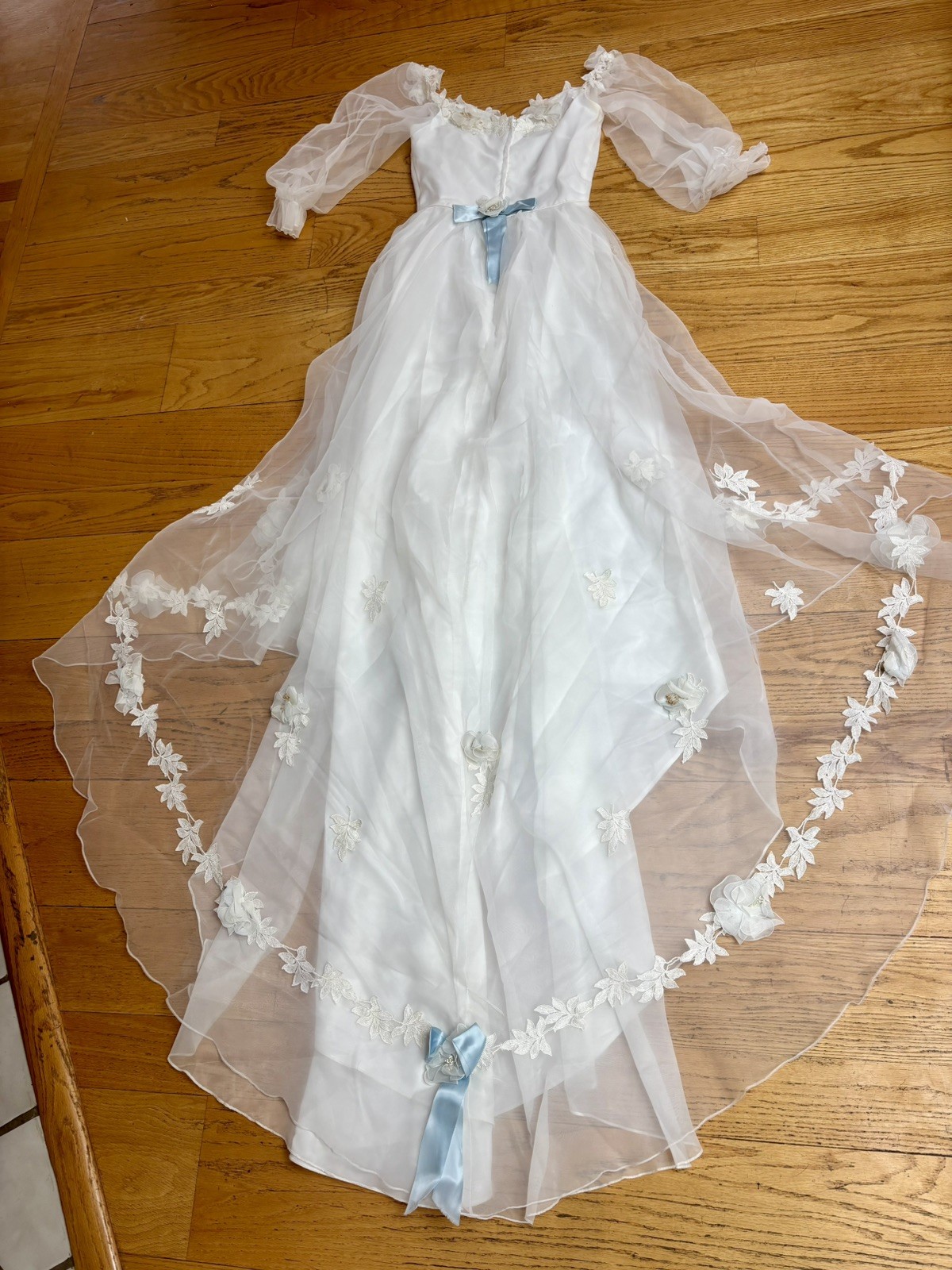 VINTAGE 1970’S WHITE LACE DAISY JULIET SLEEVE DRESS Blue Bows Bridal