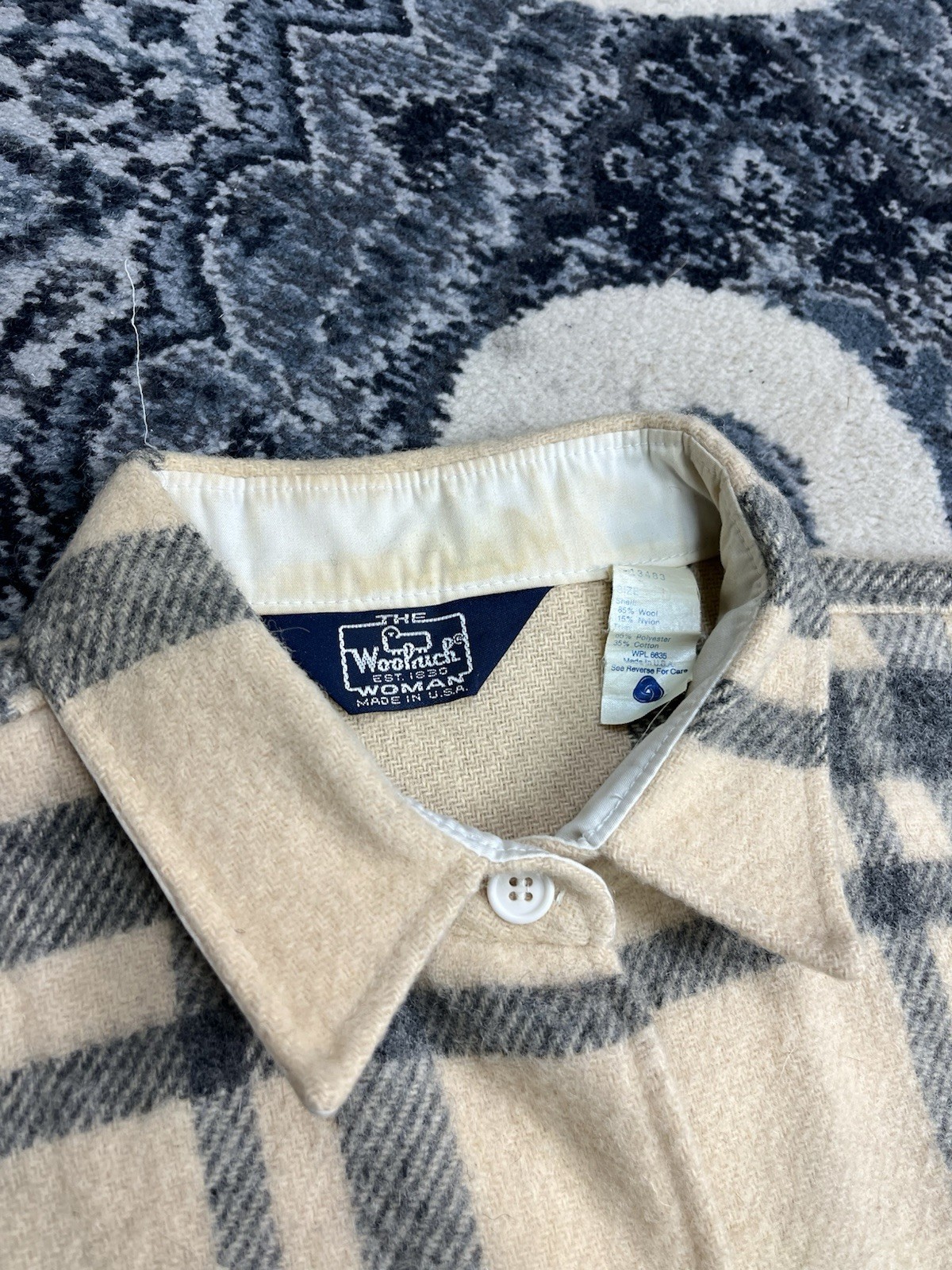 Vintage 1960s Womens’ WoolRich Flannel Shirt Size Large Made In USA beige