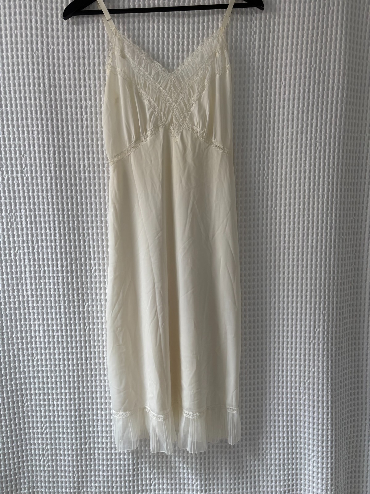 Vintage ivory slip dress demure fairycore coquette 1950s or 60s size small/4–6