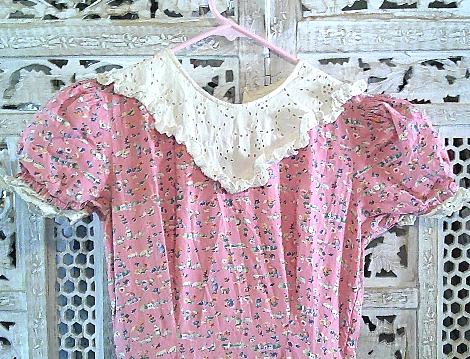 1930s Short Puff Sleeve Cotton Dress Pink Lace Collar 3 Button Back – Side Zip
