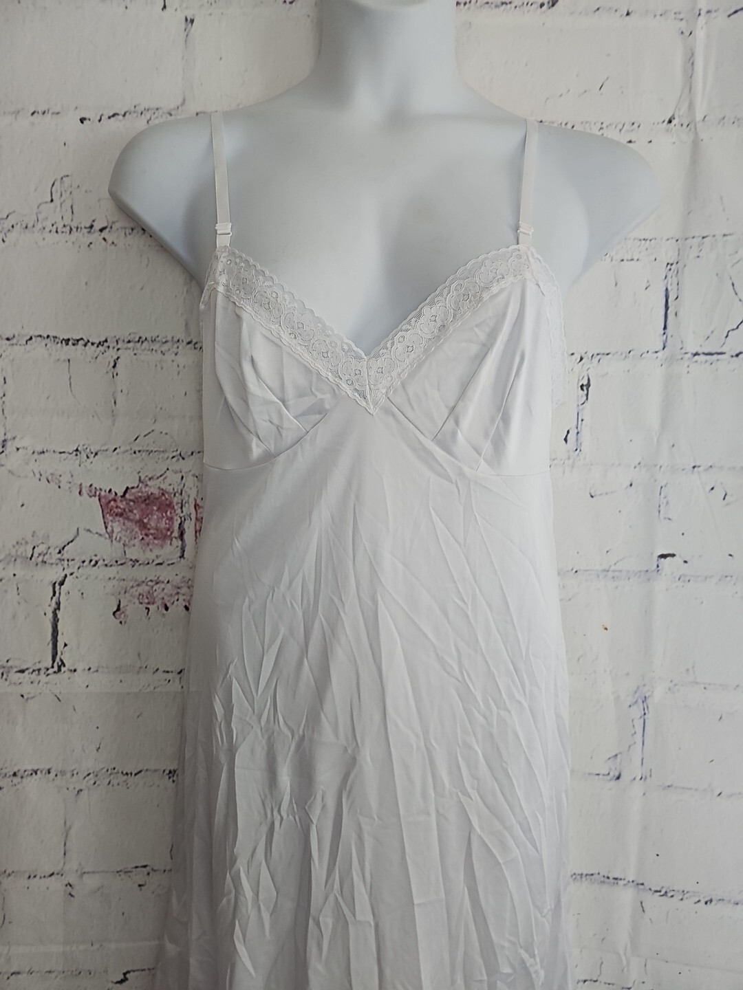 Vassarette Full Slip White Size 22″ 36/42 Satin Nylon Adjustable Straps V-neck