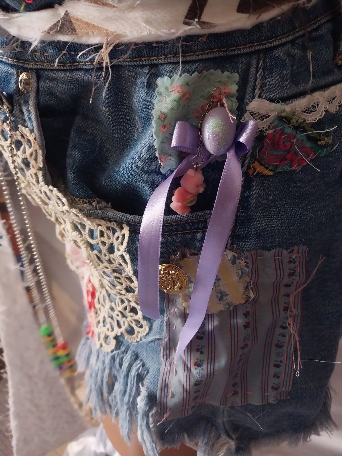 VTG DISTRESSED 812 REDLINE GYPSY EMBRD CROCHET CARE BEAR DENIM HIPPY SHORTS L