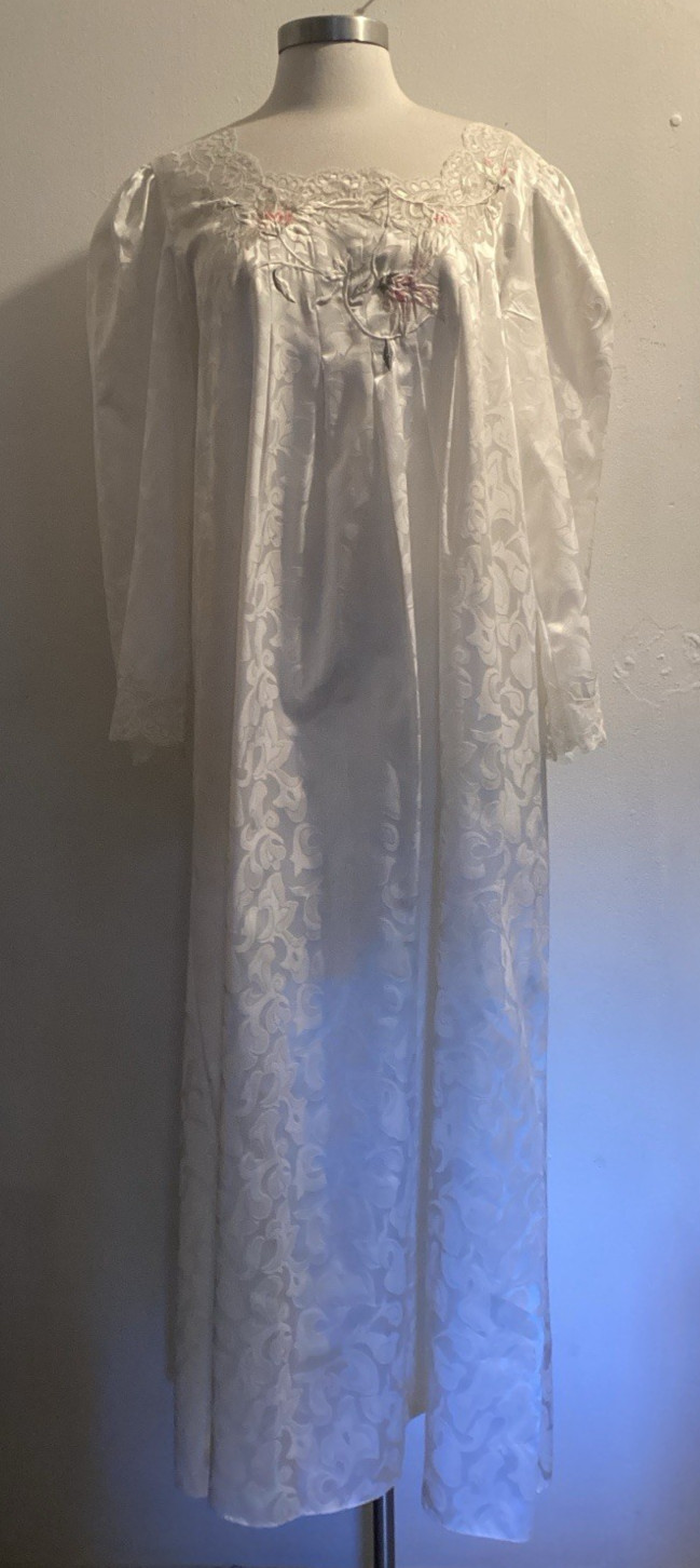 NOS vintage 80’s ivory damask embroidered Natori Neimans nightgown sz M