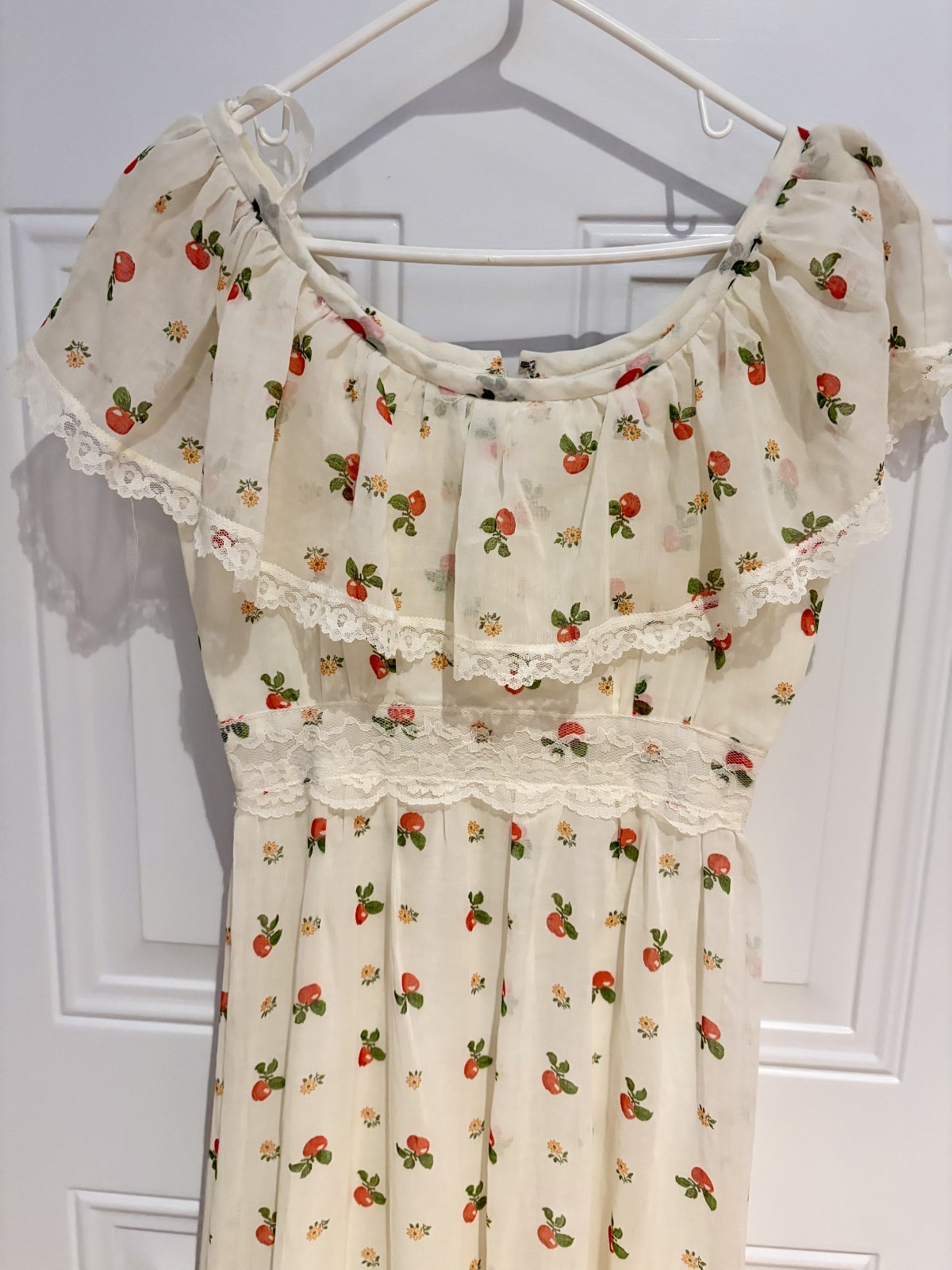 Vintage 1970s Union‑Made Peasant Maxi Dress Apple Print Lace Trim Size 7 USA