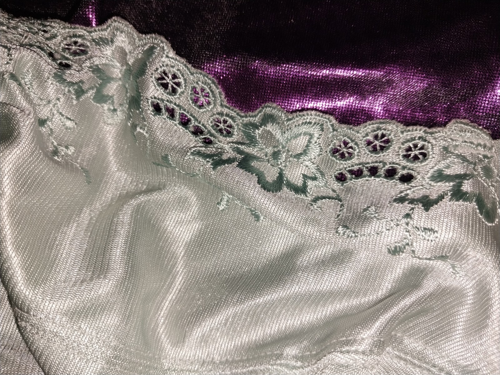 VTG SATIN SHINY VANITY FAIR MINT EMBRD FLOWER UW T SHIRT BRA 36C SEMI POINTY CUP