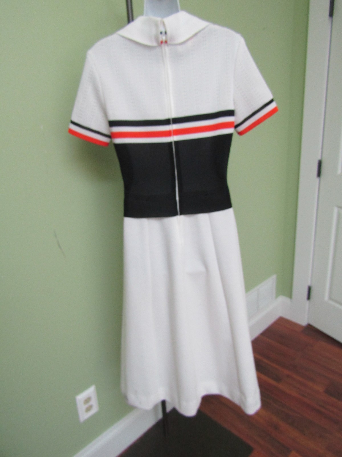 VINTAGE WHITE, BLACK, & ORANGE POLYESTER DRESS / JONATHAN LOGAN / 34″ BUST
