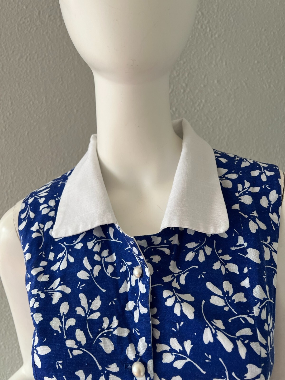 Vintage Blue Floral Pearl Button Down Sleeveless Pin Up Crop Blouse Top S/M