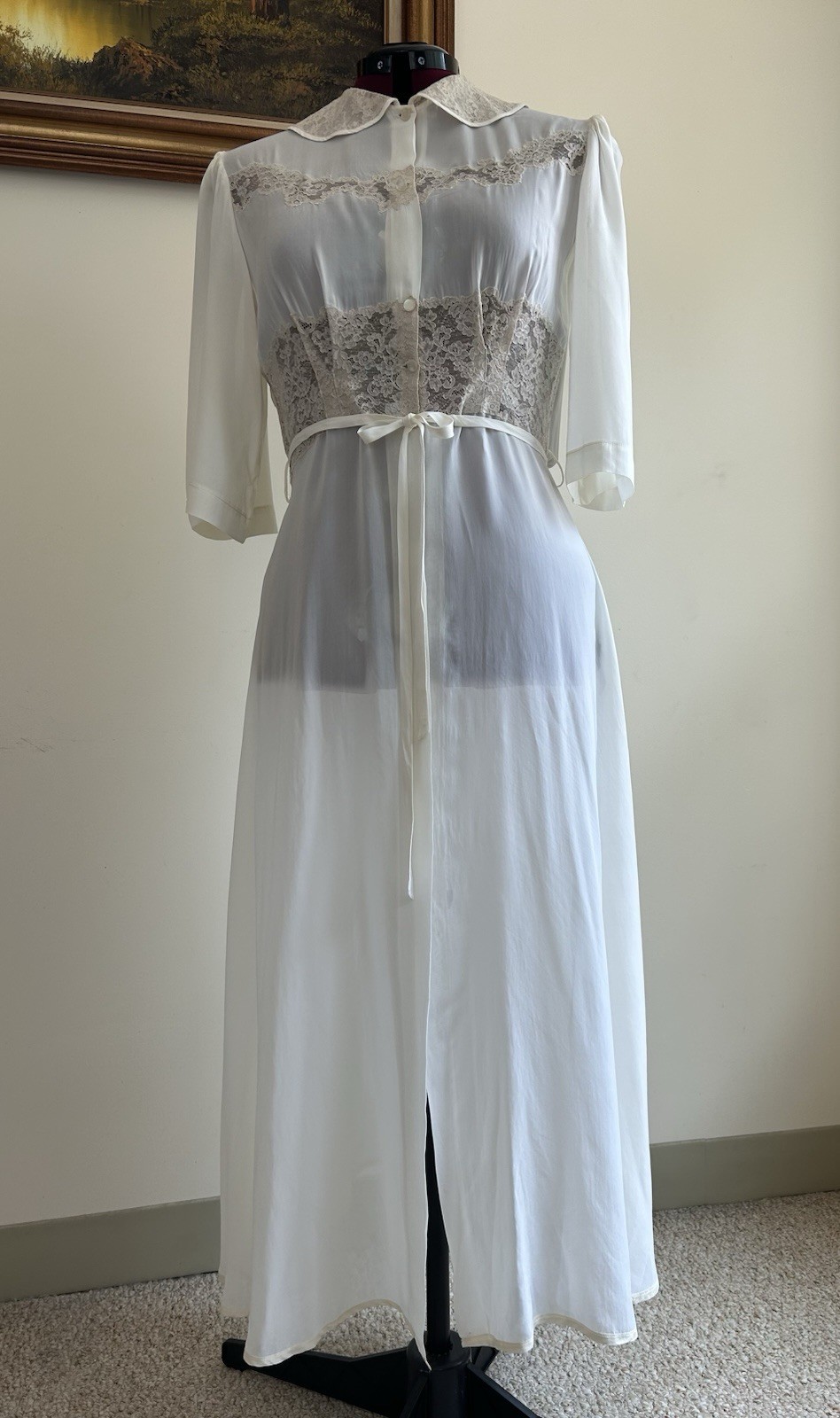 1940/50s Hollywood style dressing robe size M/L. Ivory rayon, beige cotton lace.