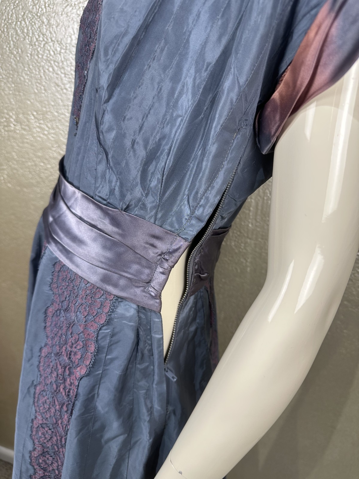Vintage 1940’s Ladies Handmade Iridescent Purple Taffeta & Silk Dress Lace S