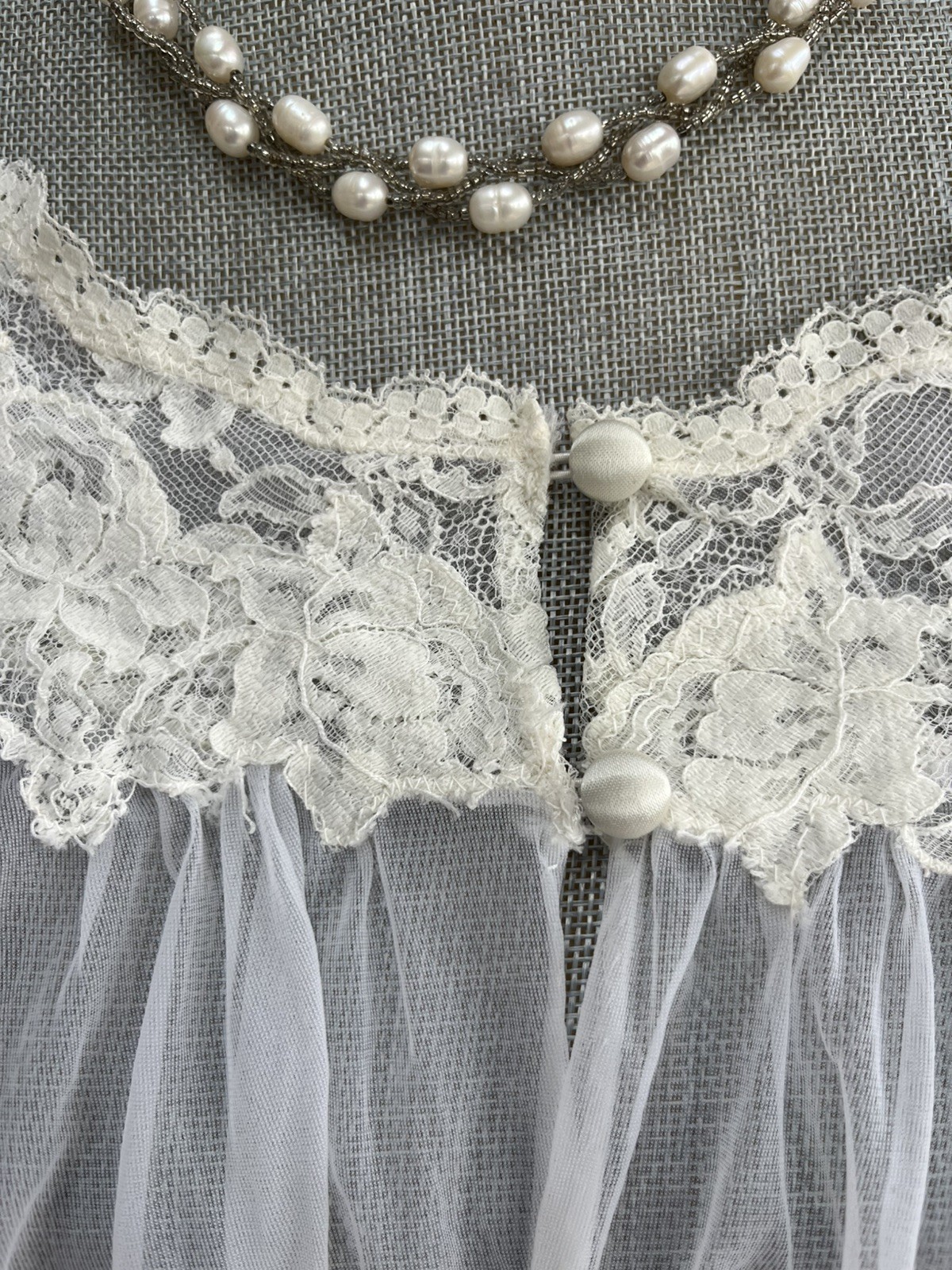Vintage LISETTE ivory Lace & Chiffon Peignoir robe Medium buttons