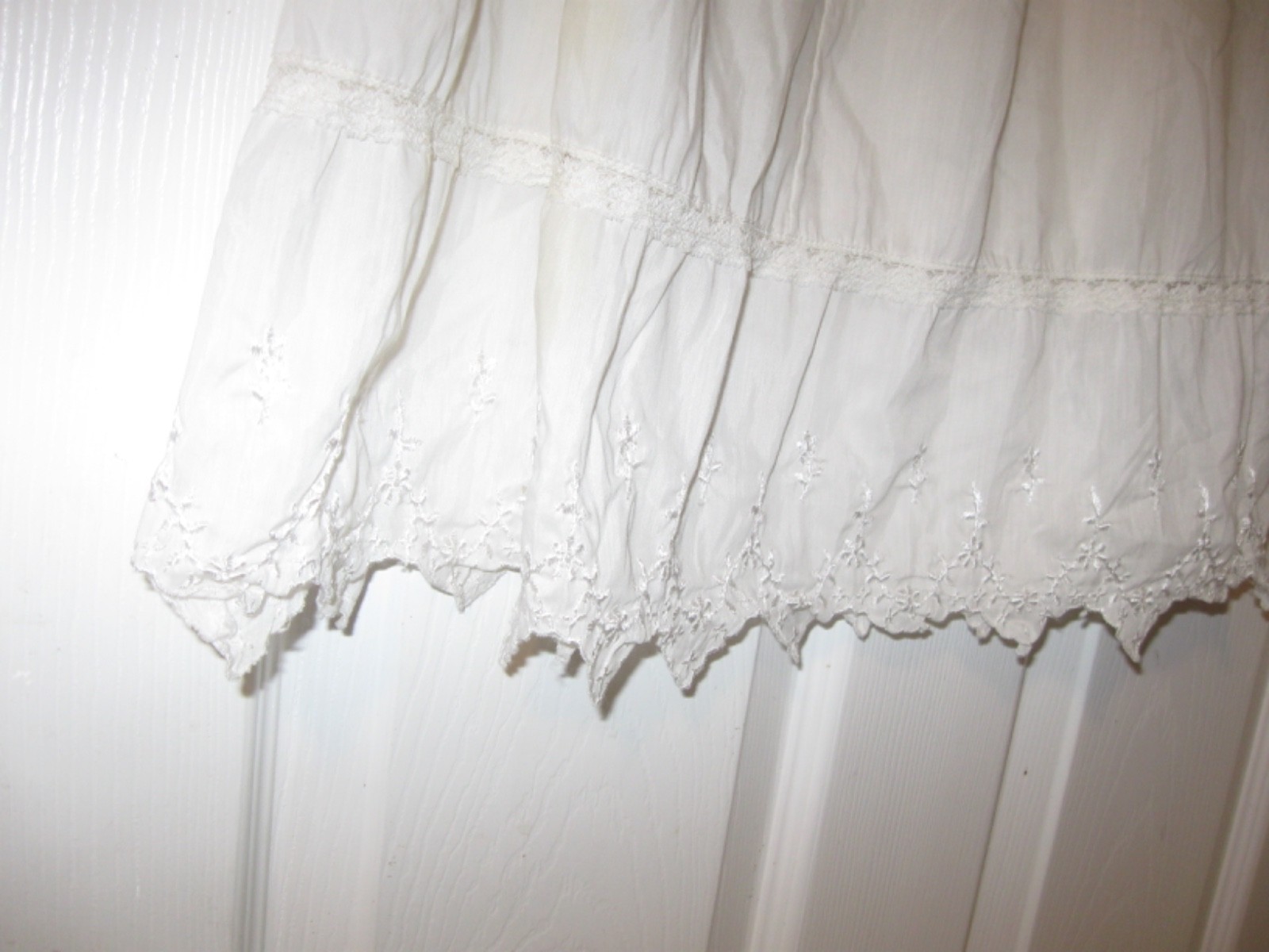 Vintage Women’s Beautiful Embroidered Lace Trimmed 1/2 Slip Size Petite M White